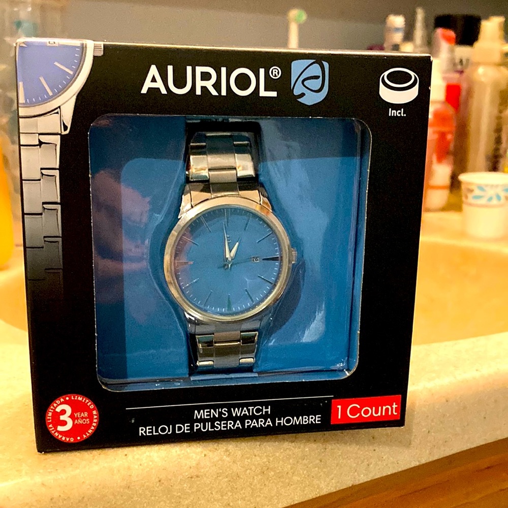 Quartz men’s watch with adjustable steel link bracelet/Brand new in box